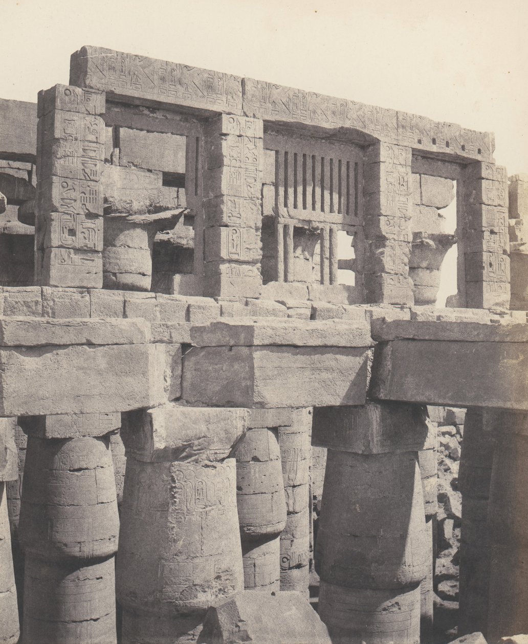 卡纳克底比斯，宫殿--大厅--窗户和柱子的......，1851-52年，1853-54年印刷。 作者 费利克斯·泰纳德