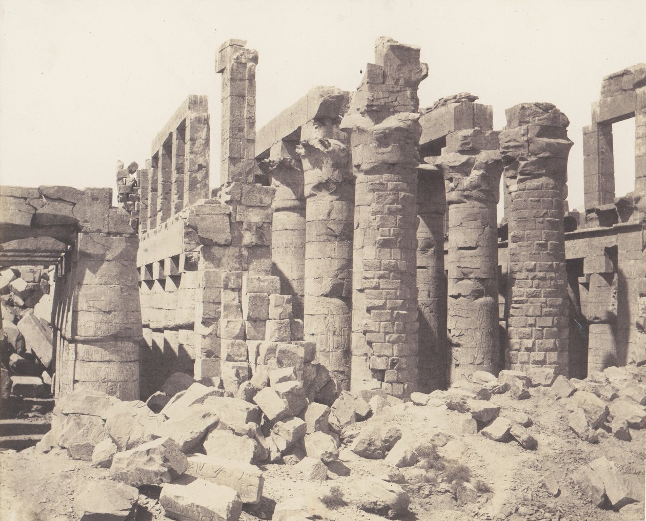 卡纳克底比斯，宫殿--大厅--从Q点拍摄的总图，1851-52年，1853-54年印刷。 作者 费利克斯·泰纳德