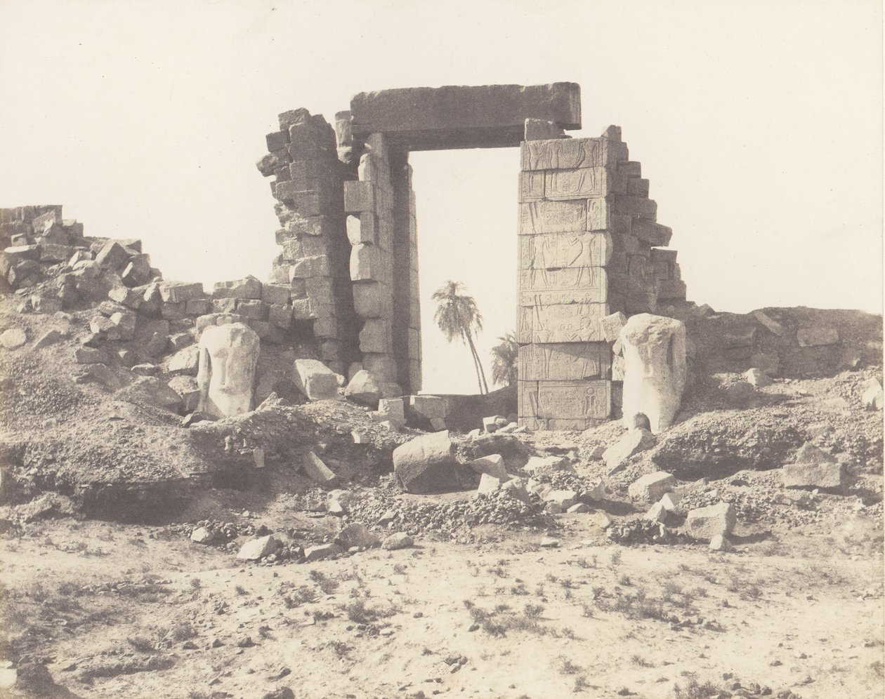 卡纳克底比斯，第一座塔楼--门和巨像的遗址，......，1851-52年，1853-54年印刷。 作者 费利克斯·泰纳德