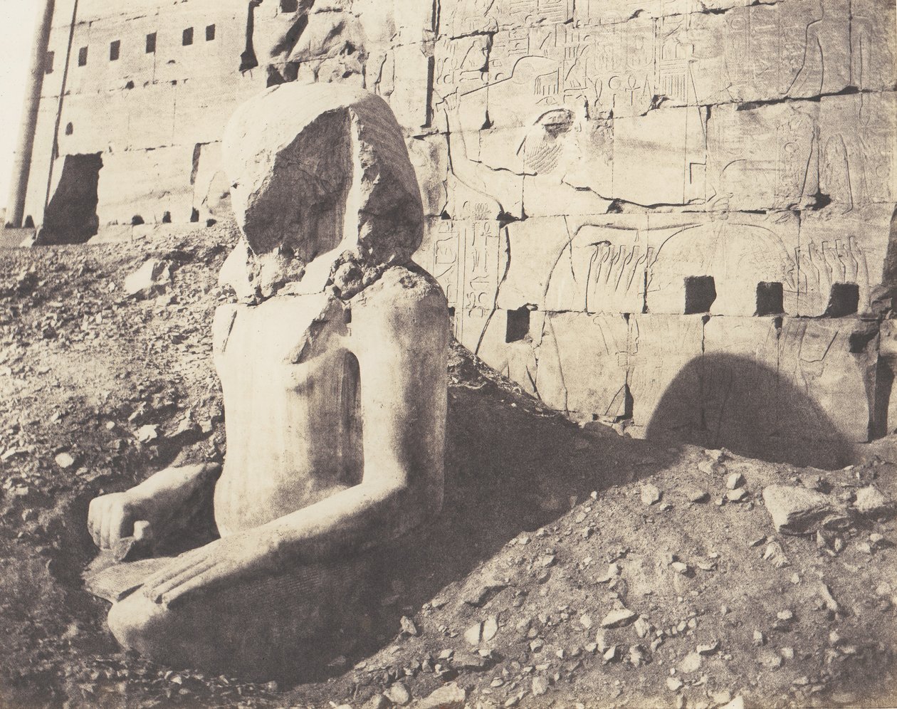 卡纳克底比斯，第三塔楼--斯帕斯石灰石巨像，D版，1851-52年，1853-54年印刷。 作者 费利克斯·泰纳德