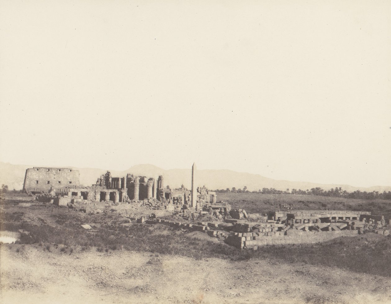 卡纳克底比斯，从东南方向看遗址的总体情况，T字形，1851-52年，1853-54年印刷。 作者 费利克斯·泰纳德