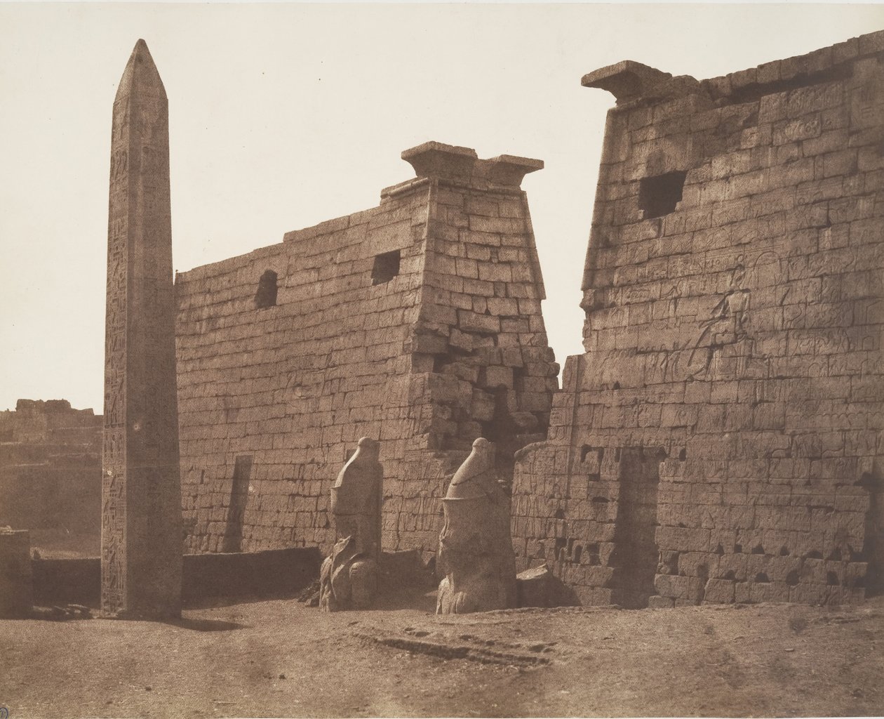 卢克索-底比斯，前部建筑-巨像塔和方尖碑，1851-52年。 作者 费利克斯·泰纳德