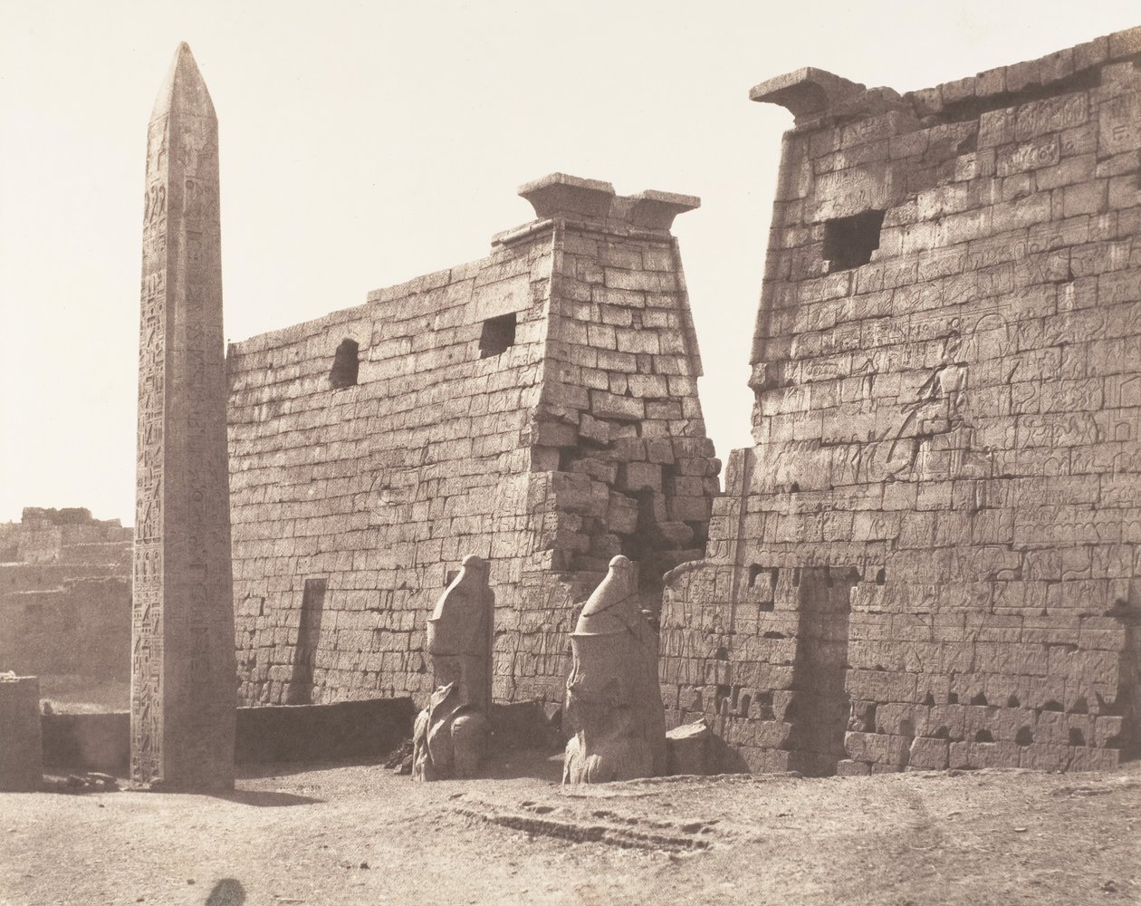 卢克索-底比斯，早期建筑--塔楼、巨石和方尖碑，1851-52年，1853-54年印刷。 作者 费利克斯·泰纳德