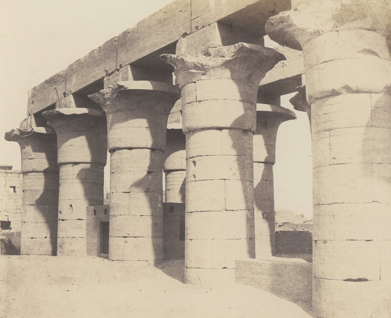 卢克索底比斯。中央建筑-大柱廊，1851-52年，1853-54年印刷。 作者 费利克斯·泰纳德