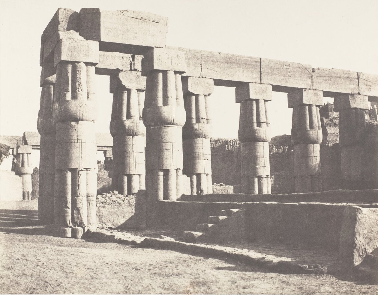 Louksor Thèbes，《后部建筑--平行画廊》，1851-52年，1853-54年印刷。 作者 费利克斯·泰纳德