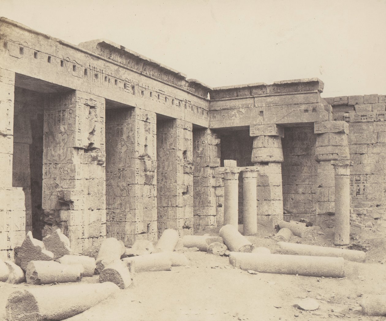 梅迪内特-阿布底比斯。后来的建筑--第二法院，1851-52年，1853-54年印刷。 作者 费利克斯·泰纳德