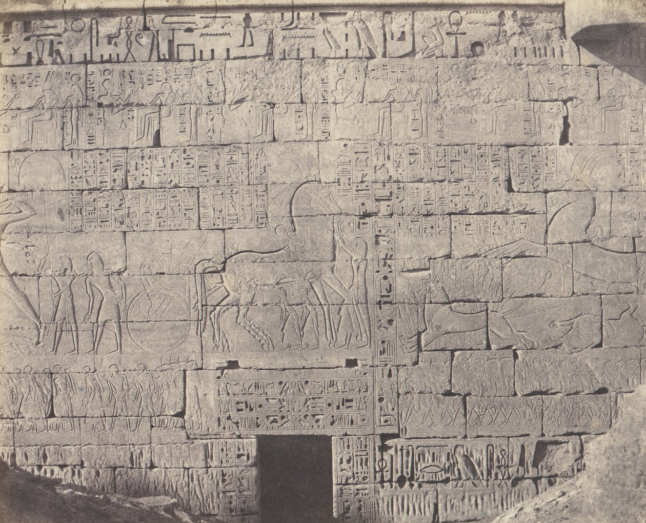 Médinet-Abou Thèbes, Later Constructions - Fragment of Sculpt..., 1851-52, printed 1853-54. 作者 费利克斯·泰纳德