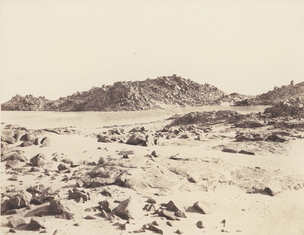 第一座白内障，被沙子覆盖的花岗岩山，1851-52年，1853-54年印刷。 作者 费利克斯·泰纳德