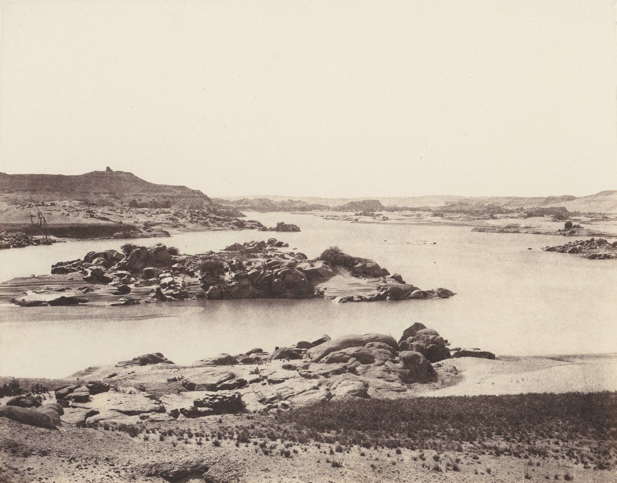 第一座白内障，从......的南点拍摄的总视图，1851-52年，1853-54年印刷。 作者 费利克斯·泰纳德