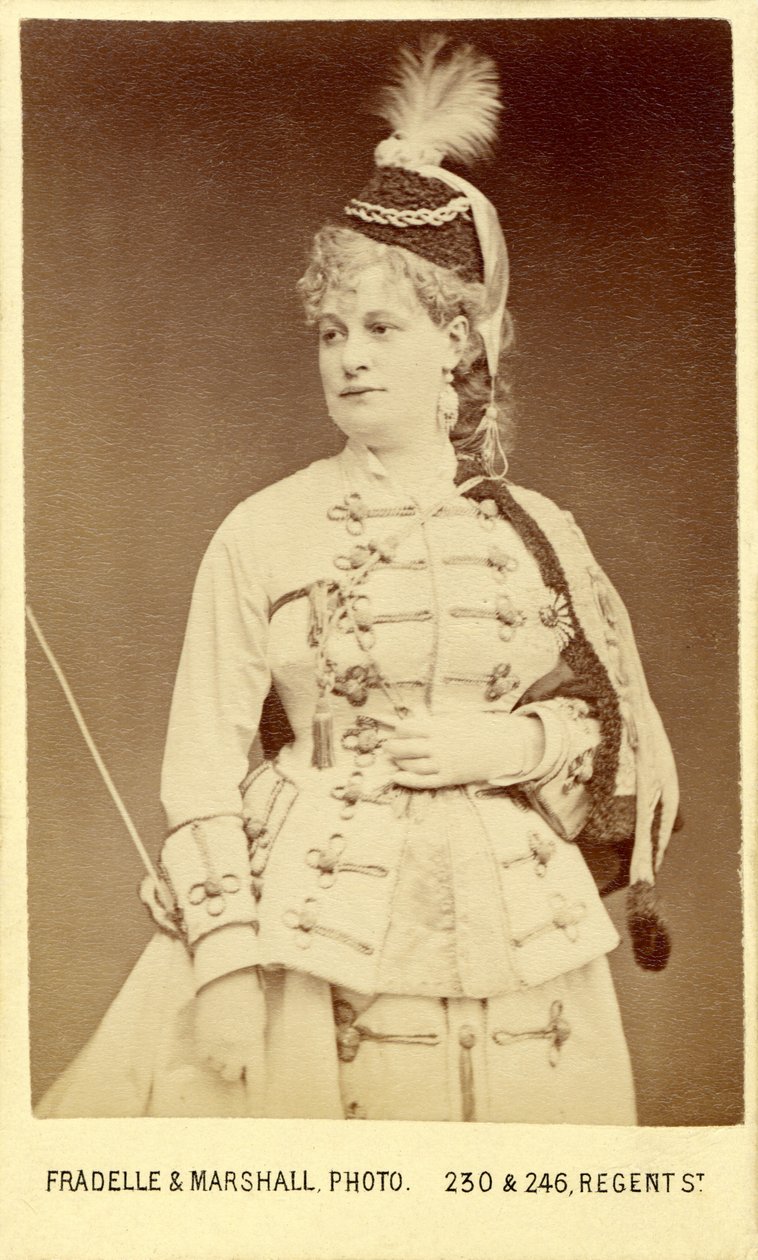 奥芬巴赫的《格罗尔施泰因大公夫人》（opéra-bouffe）与在 1867 年伦敦演出（考文特花园）中扮演角色的艾米莉-索尔登合影 作者 弗拉德尔和马歇尔