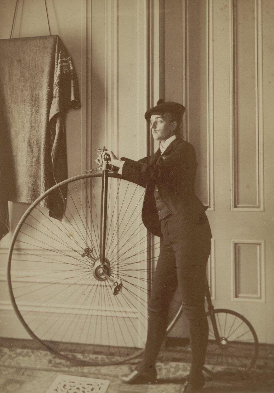 房子里有一辆 Penny Farthing 自行车，c.1890（棕褐色照片） 作者 弗朗西斯·本杰明·约翰斯顿