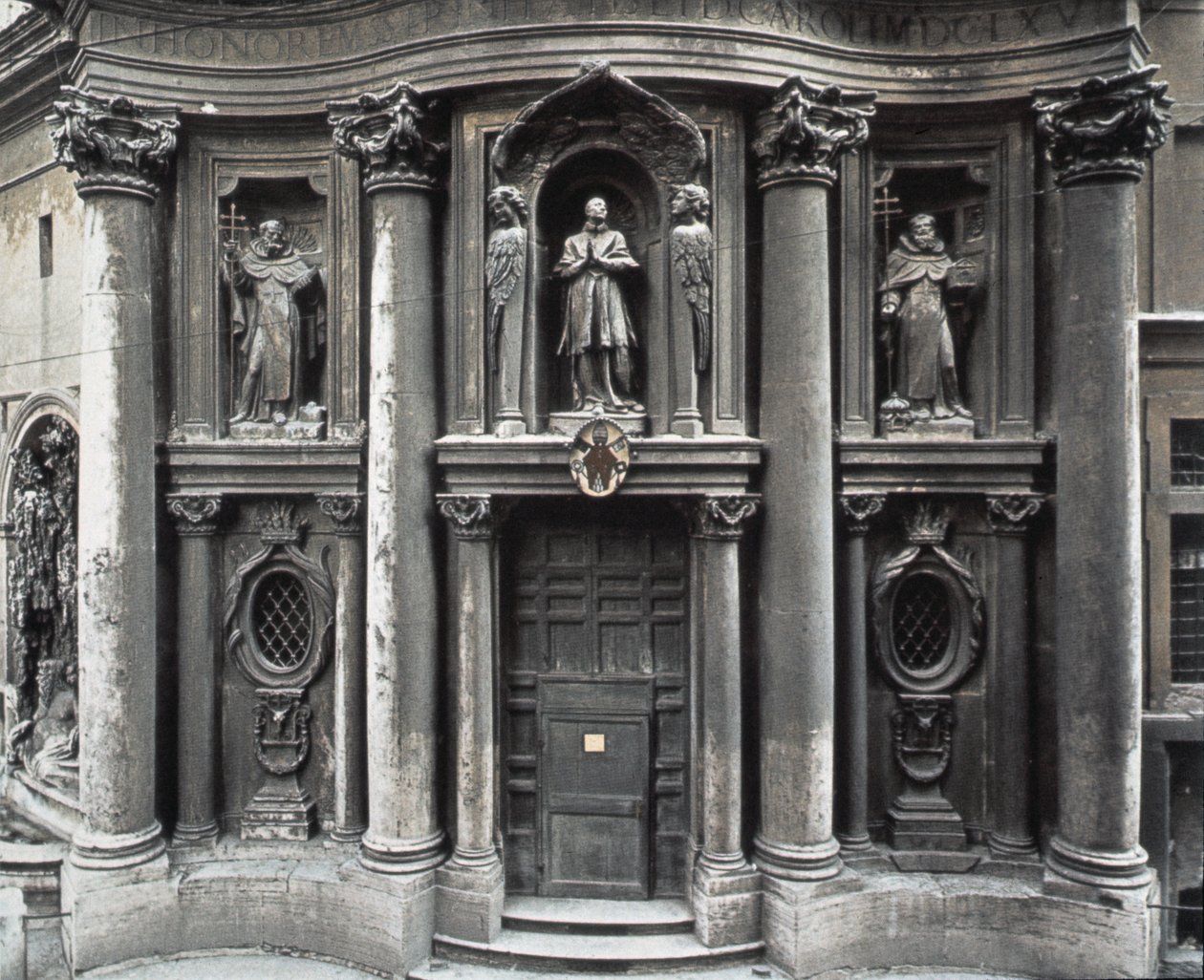 门面的下半部分，1637-41 作者 弗朗切斯科·波罗米尼（Francesco Borromini）