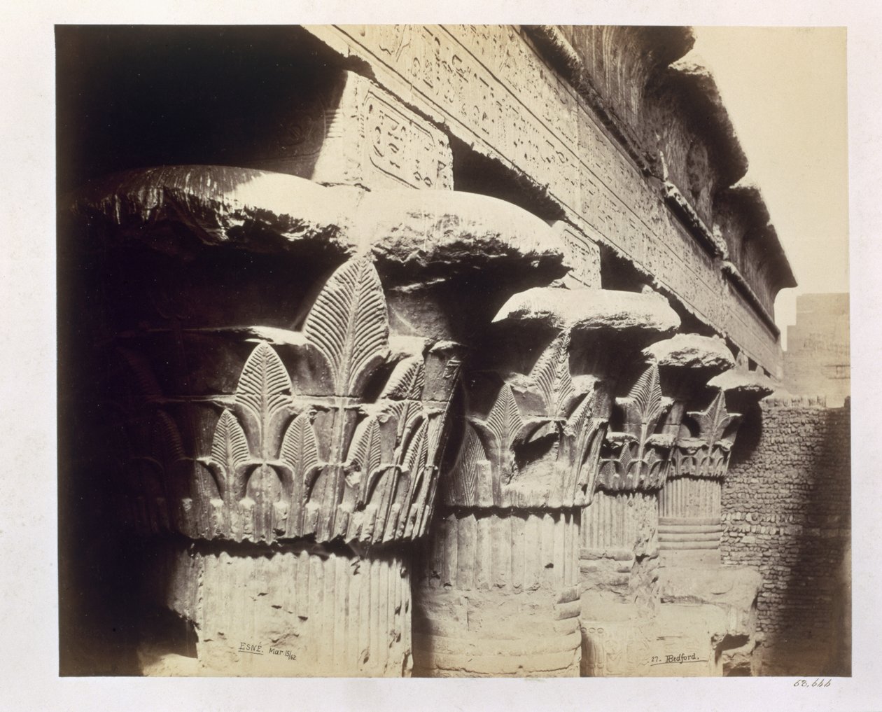 门廊的首都，库纳姆神庙，伊斯纳，1862年（棕褐色照片） 作者 弗朗西斯·贝德福德