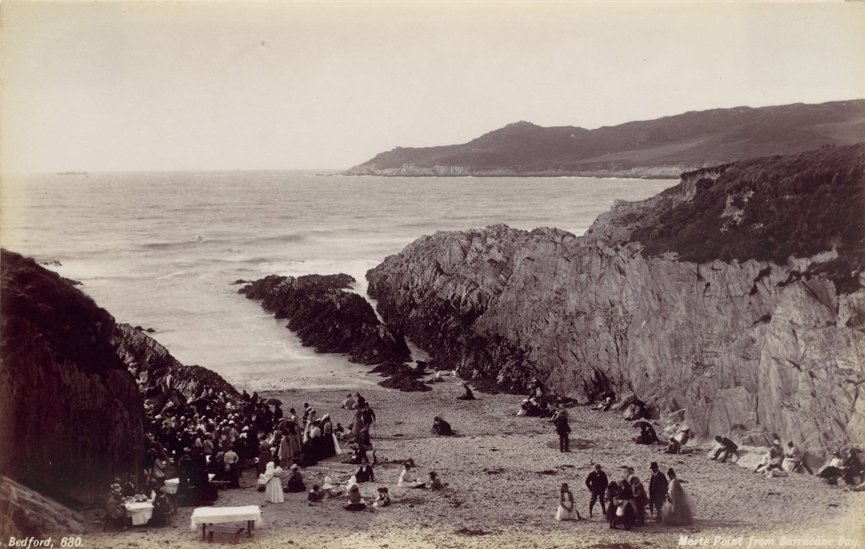 从Barricane湾看Morte Point，1870年代。 作者 弗朗西斯·贝德福德