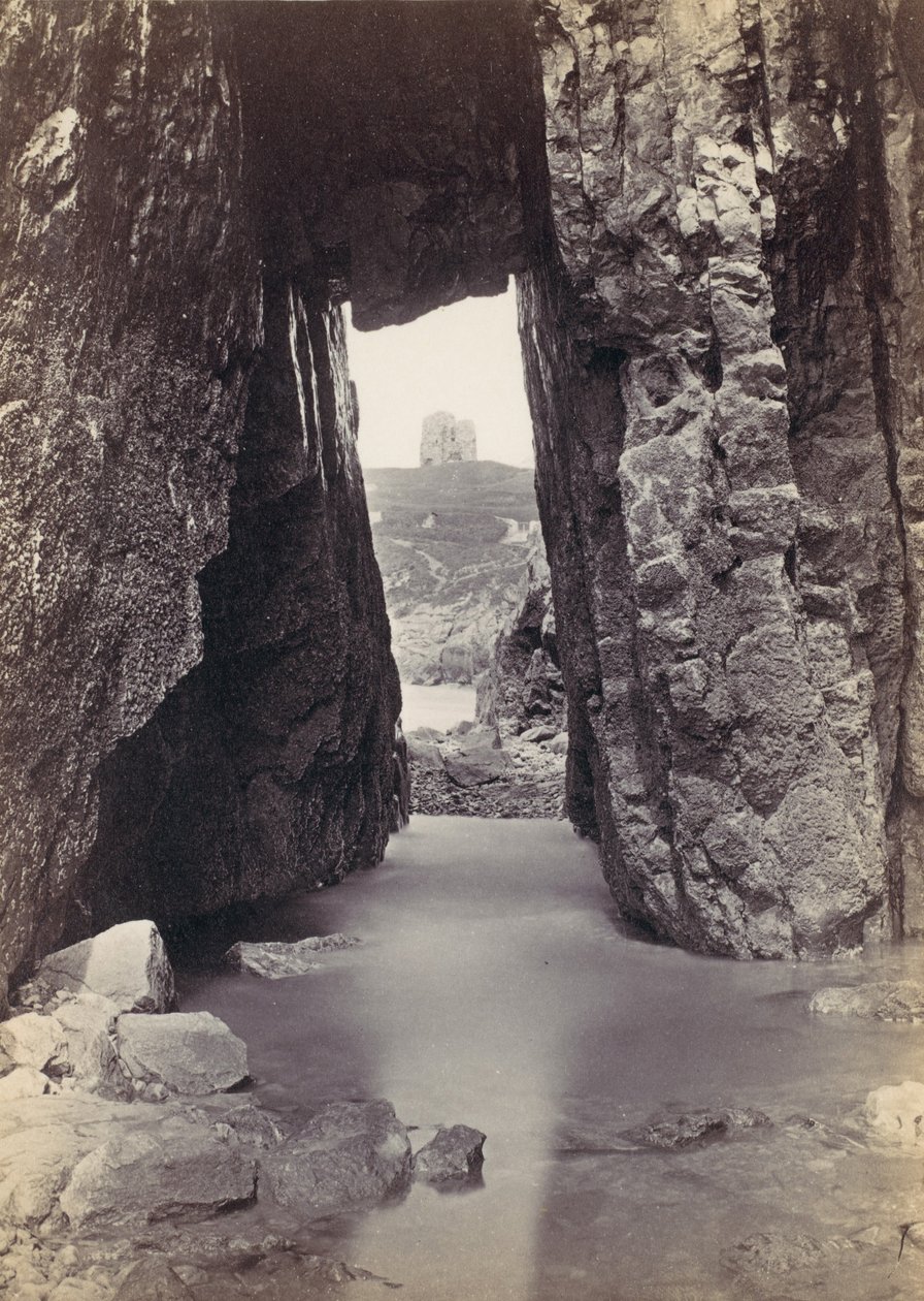[透过岩石看山上的塔]，1870年代。 作者 弗朗西斯·贝德福德