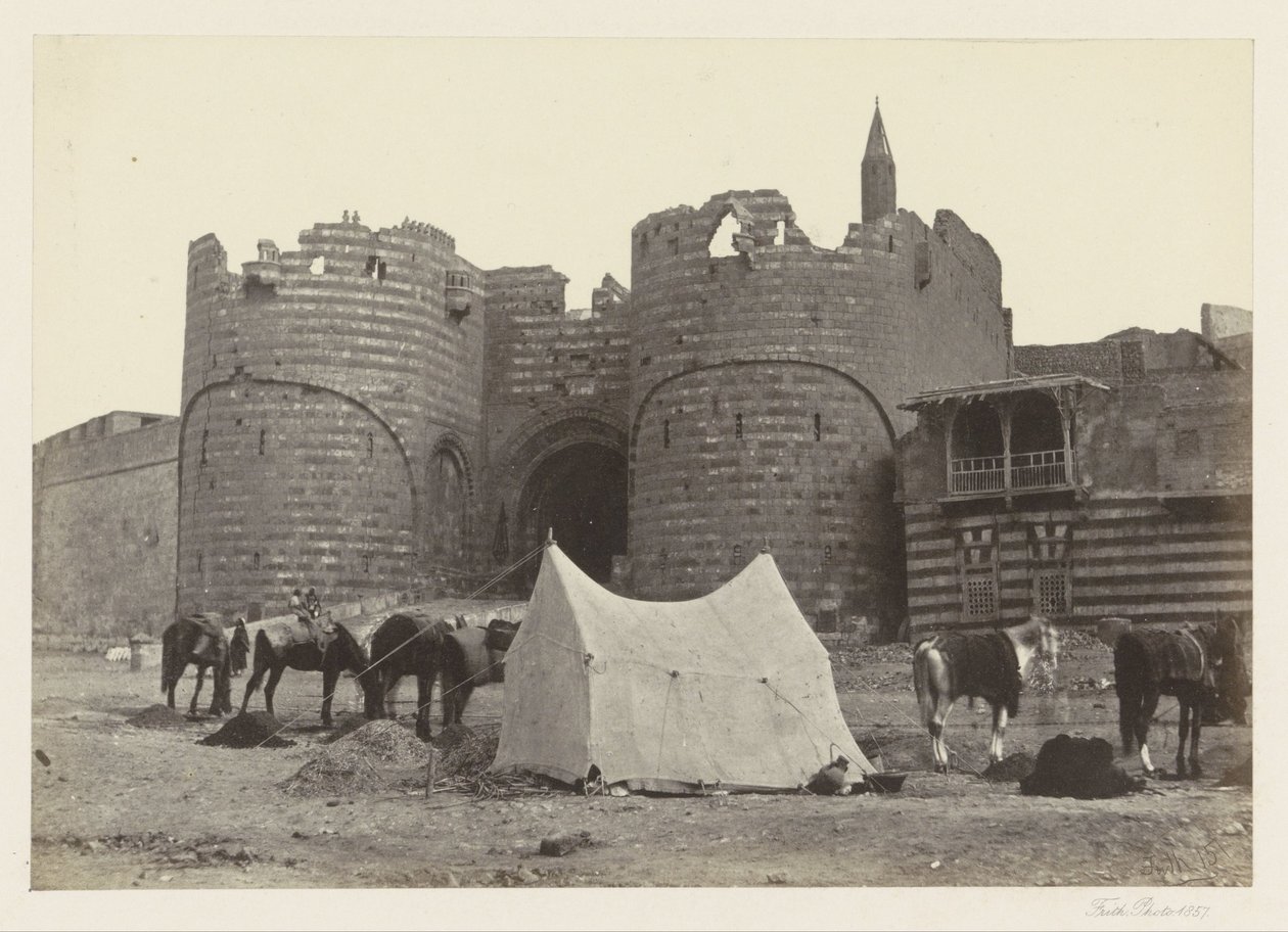 Bab al-Azab 的景观，通往开罗城堡的门户 Báb El-Azab 城堡（物品上的标题） 作者 弗朗西斯·弗里斯
