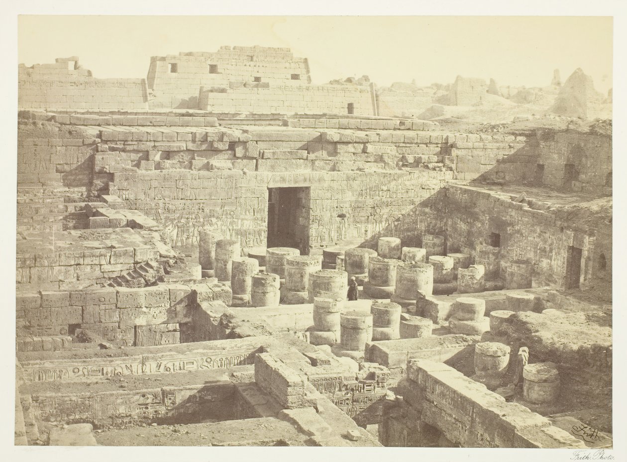 Medinet-Haboo的新挖掘工作，1860年，1862年印刷。 作者 弗朗西斯·弗里斯
