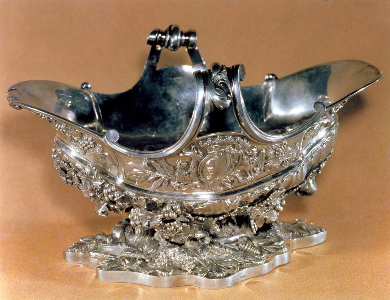 为Mme桌做的调味汁瓶。 de Pompadour，带着她的徽章，巴黎，1745-55（银色和包裹镀金） 作者 弗朗索瓦·乔伯特