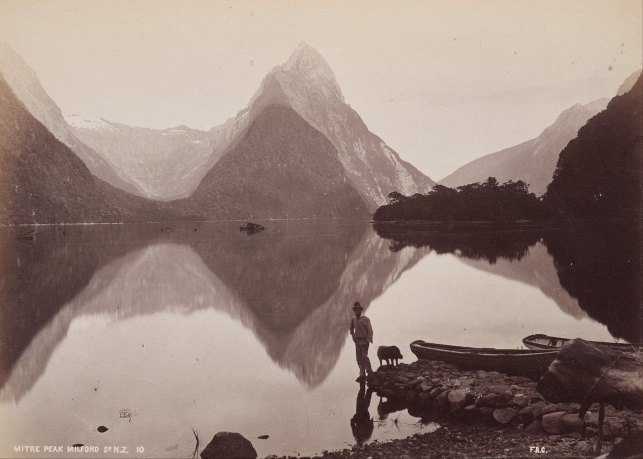 Mitre Peak，Milford Sound，NZ。来自专辑 - 澳大利亚风光 作者 弗兰克·考克斯黑德