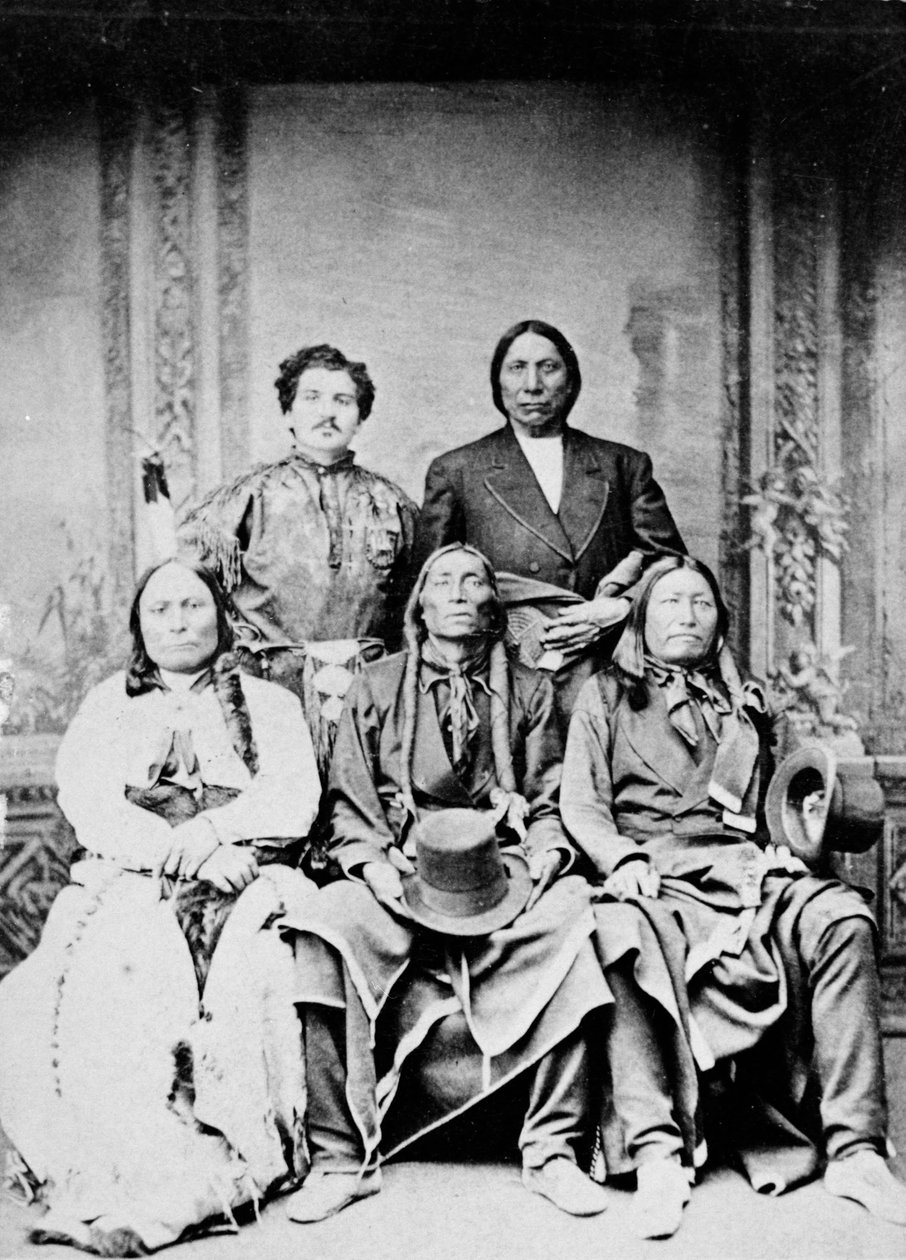 1875年坐在公牛，斯威夫特熊，斑点尾巴，朱利叶斯迈耶和红云的集体肖像 作者 弗兰克·库里尔