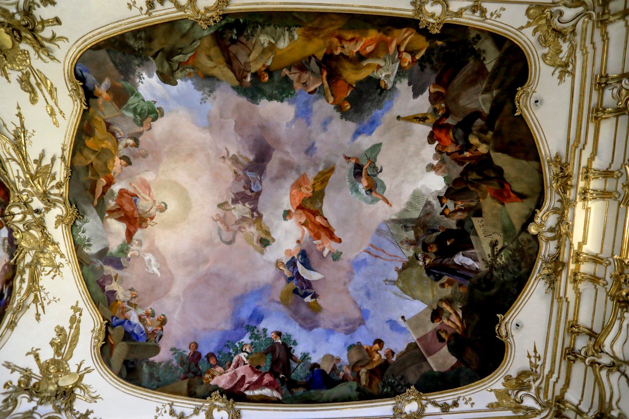 美泉宫大画廊的天花板壁画，描绘和平与繁荣的寓言，奥地利维也纳，2024 年（照片） 作者 弗兰克·巴菲特里尔