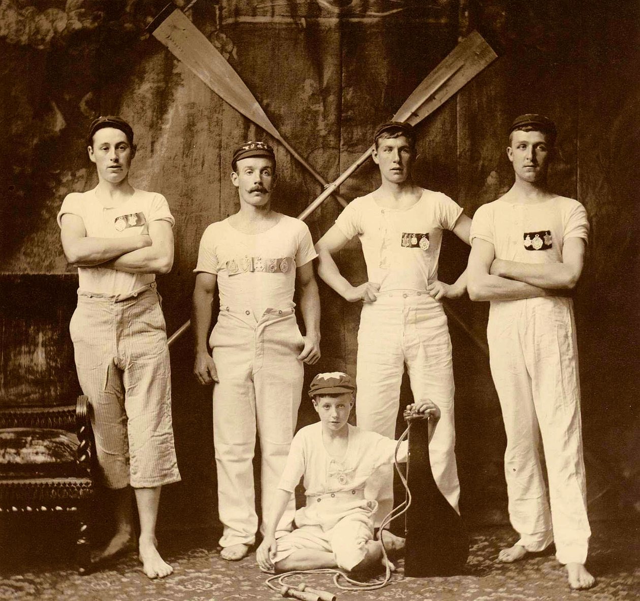 惠特比友谊赛艇俱乐部船员，惠特比，英格兰。 1901 作者 弗兰克·梅多·萨克利夫
