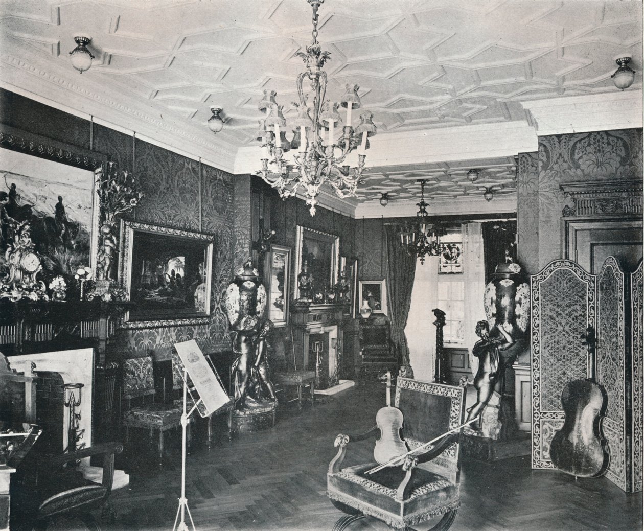 音乐室，哈维斯船长之家，汉普斯特德，c1903 作者 弗兰克·威廉·布鲁克曼