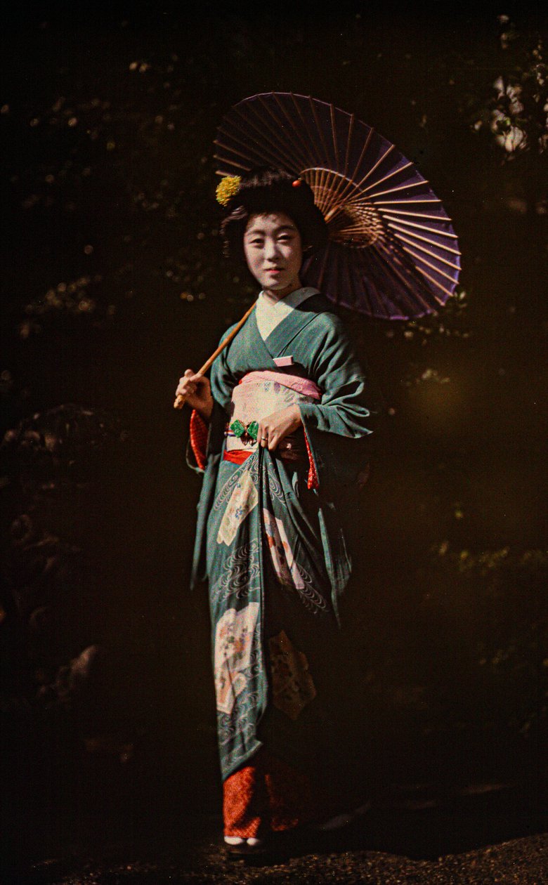手持阳伞、身着和服的日本妇女，早期彩色自动彩绘，约 1916 年（照片） 作者 富兰克林·普莱斯·诺特