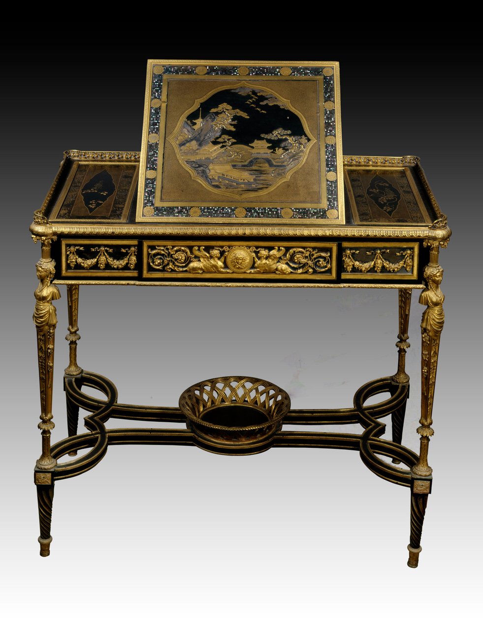 由弗朗索瓦-雷蒙（1747-1812）（金饰）和亚当-魏斯韦勒（1744-1820）制作的漆木写字台，来自圣克劳德玛丽-安托瓦内特女王的内阁。1784年，巴黎。卢浮宫博物馆 作者 弗朗索瓦·雷蒙德