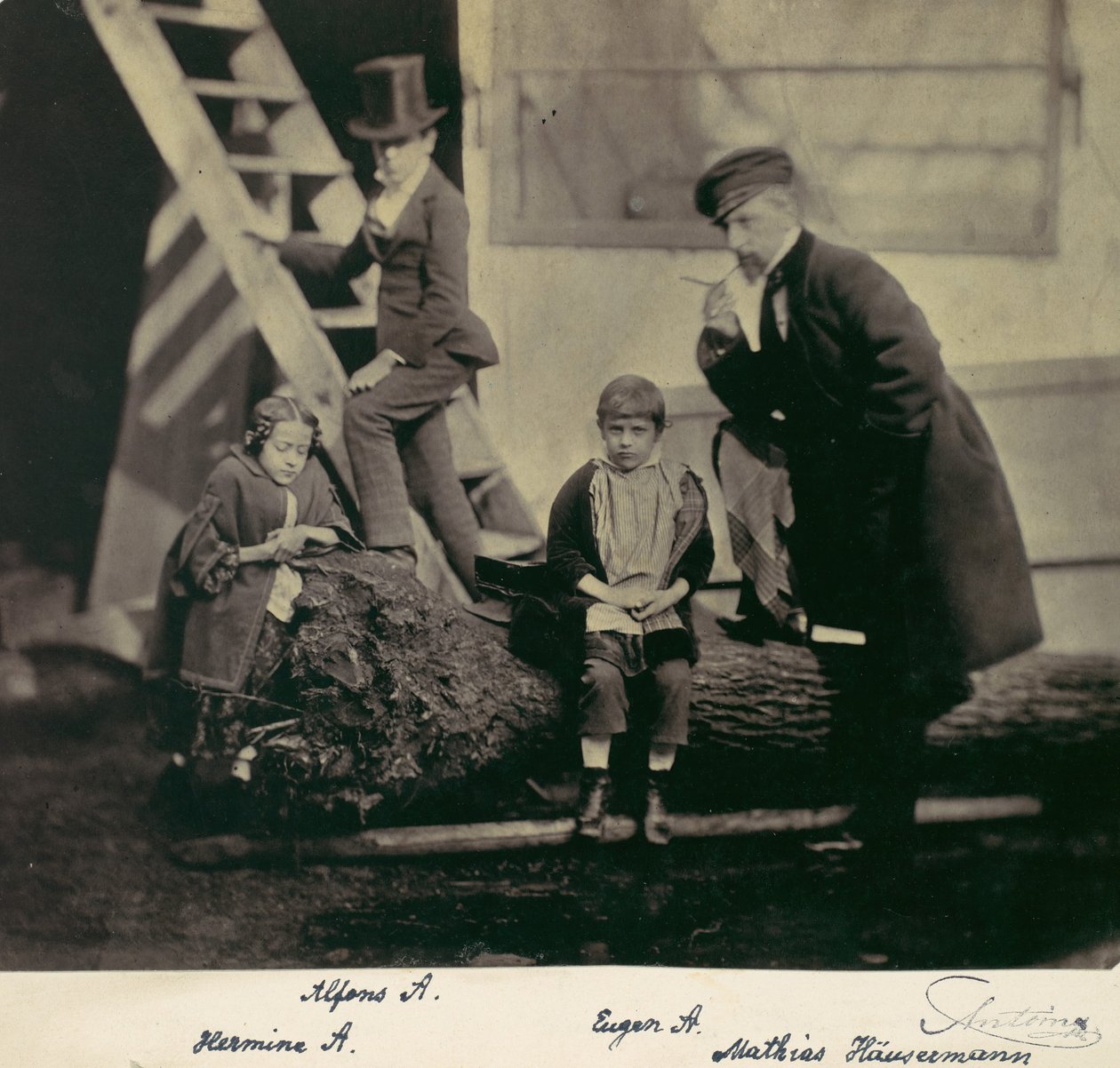 [Hermine, Alfons and Eugen Antoine and Mathias Höusermann on a fallen tree], 1850-60s. 作者 弗朗茨·安托万