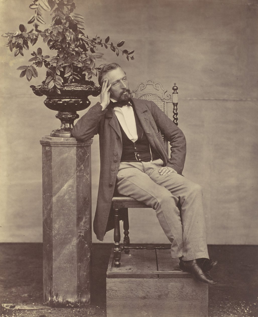 [Mathias Höusermann以肘部坐在基座上，手持花瓶]，1850-60年代。 作者 弗朗茨·安托万