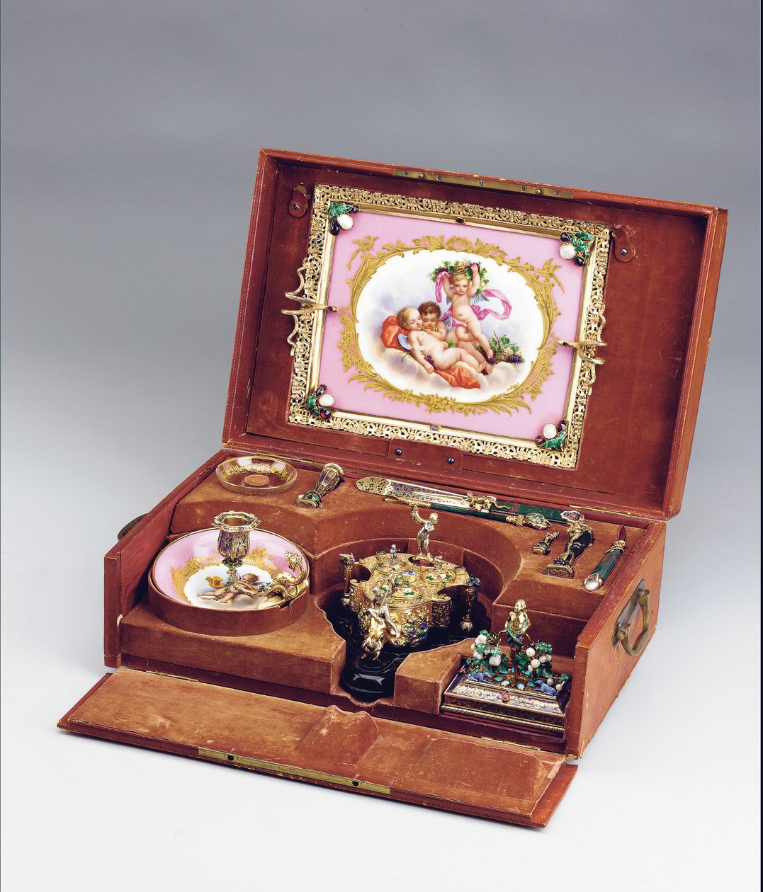 拿破仑三世案件需要局（c.1864-66）（珐琅的银，镀金的，金，鸡血石，Sevres风格的瓷器和半宝石）（另请参见1065856-9） 作者 Frederic Jules 和 Wiese Jules Rudolphi