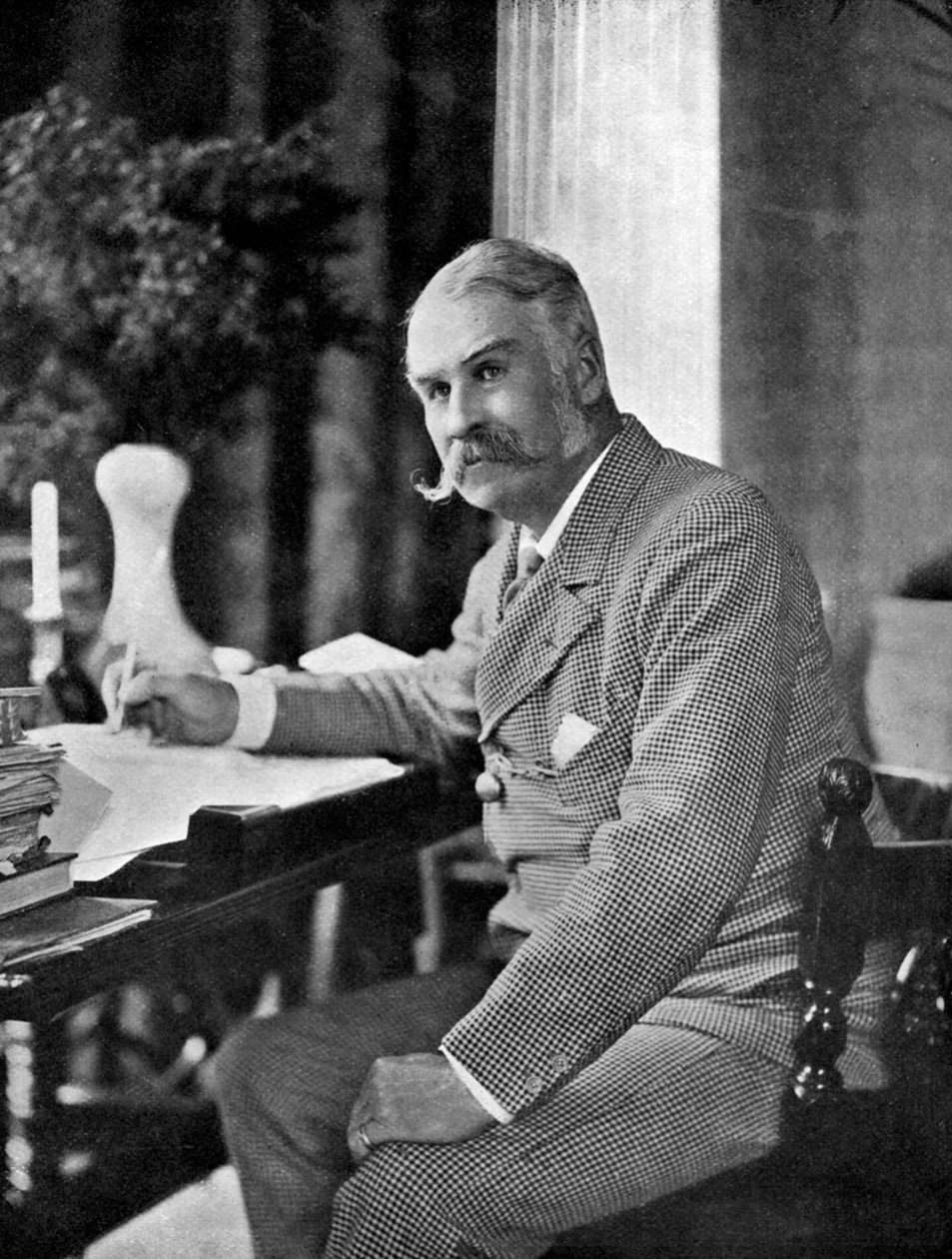 威廉-施文克-吉尔伯特爵士 1836-1911年，英国剧作家和幽默大师，1911-1912年。 作者 弗雷德里克·唐纳和儿子