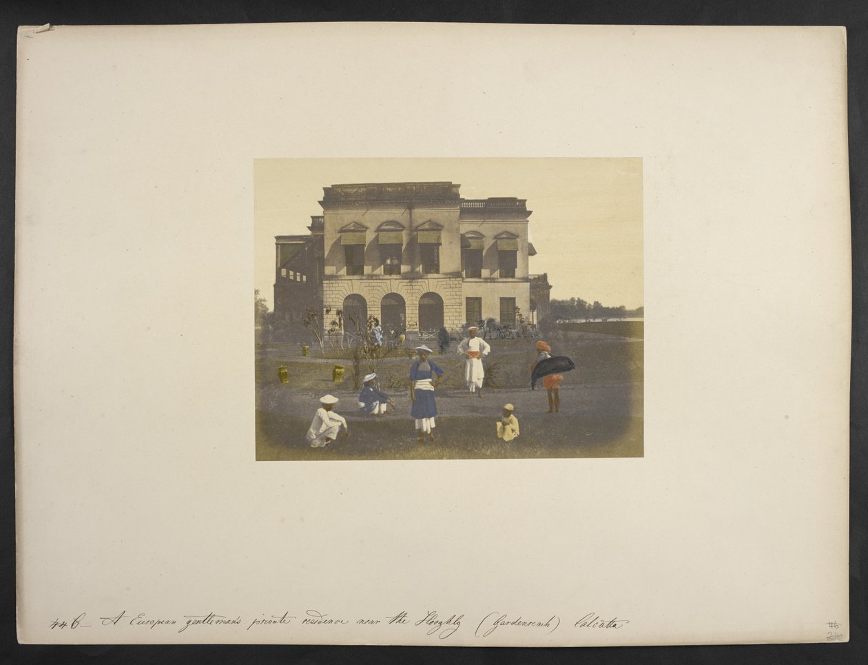 一位英国绅士的住宅，[加尔各答花园大道]，约 1851-52 年（手绘彩色照片） 作者 弗雷德里克·菲比希（Frederick Fiebig）