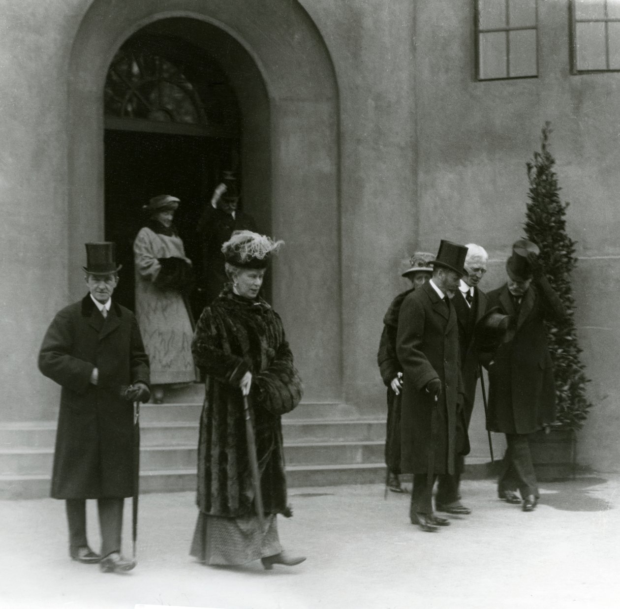 1924年伦敦动物园水族馆的乔治五世国王和玛丽女王 作者 弗雷德里克·威廉·邦德