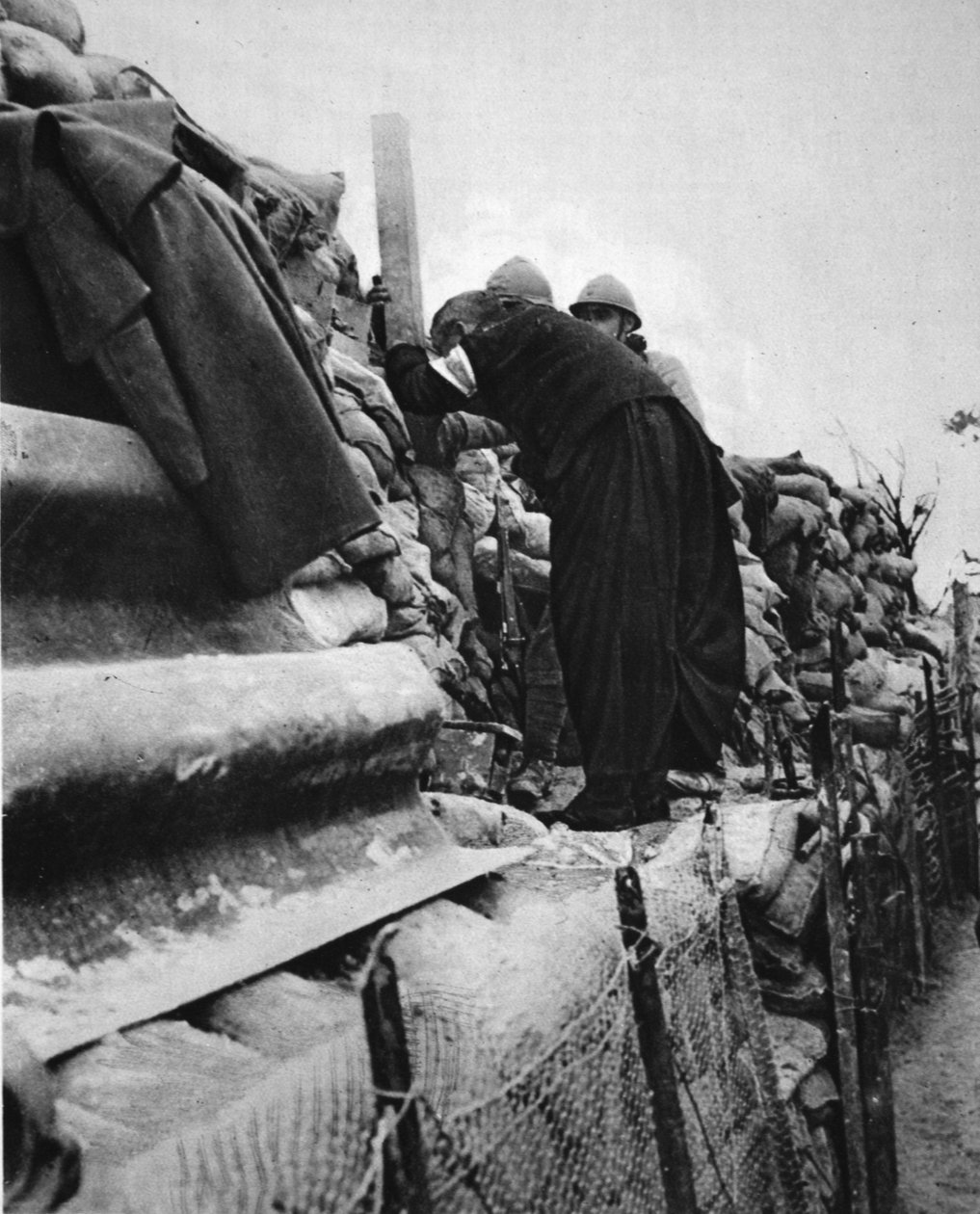 一线法国牧师：通过壕沟潜望镜窥视，1917年1月31日“插图战争新闻”中的插图 作者 法国摄影师