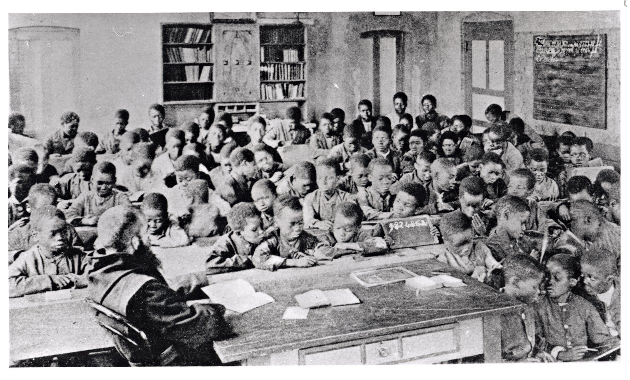 1914年之前，一名僧人在讲法语的非洲教课 作者 法国摄影师