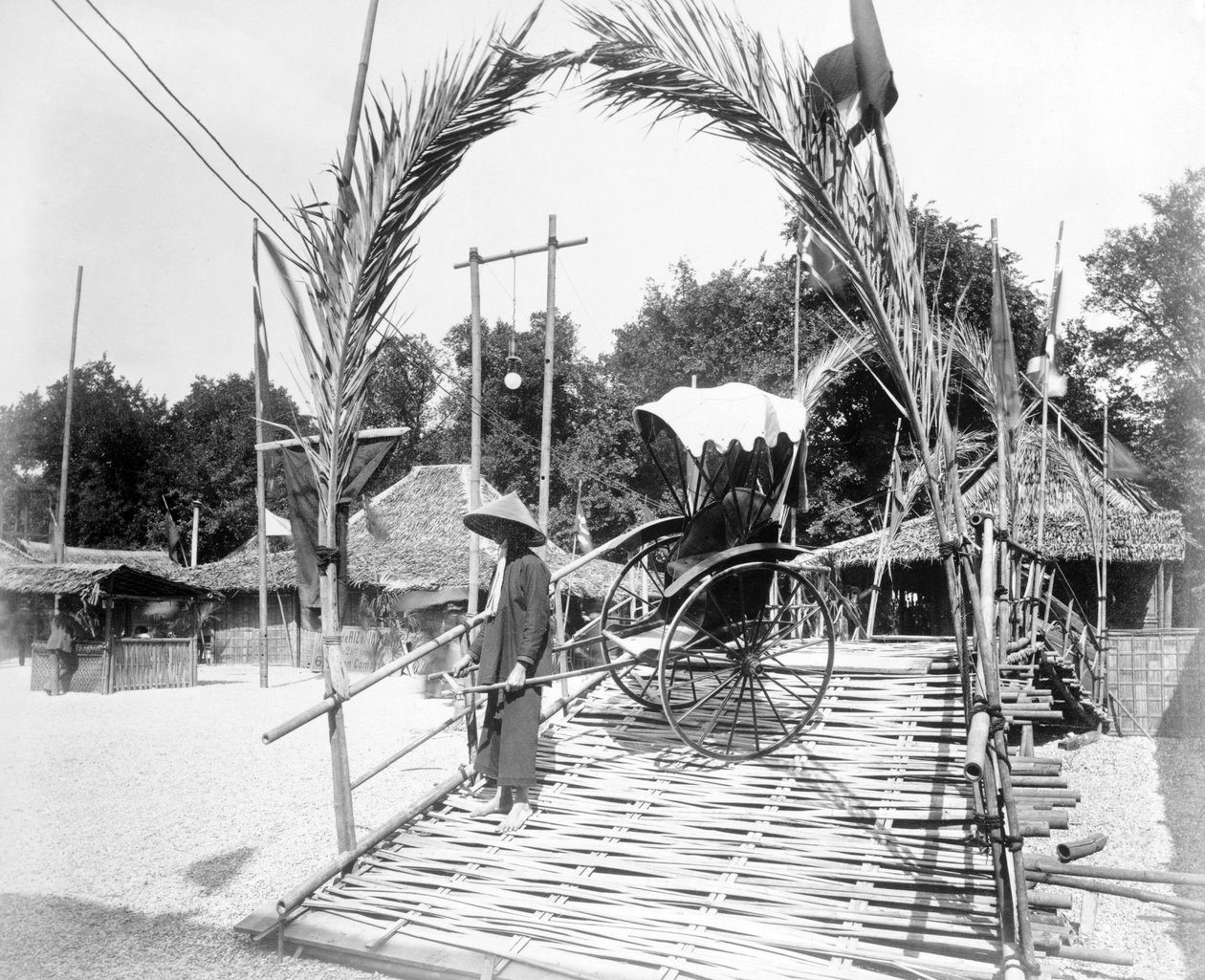 1889年巴黎展览会Tonkin Village入口处的人力车司机 作者 法国摄影师