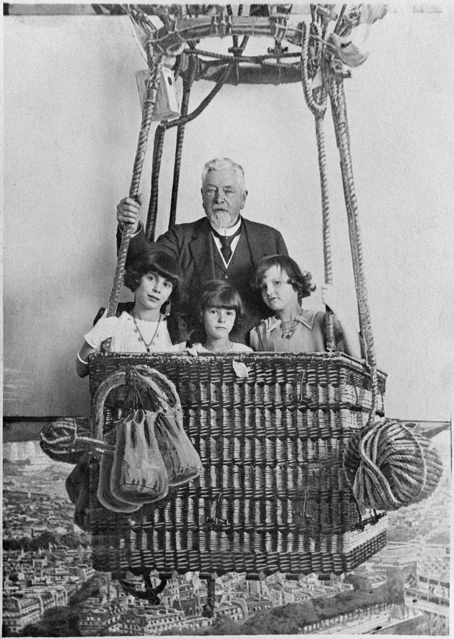 Alexandre Gustave Eiffel和他的孙子们一起乘坐缆车 作者 法国摄影师