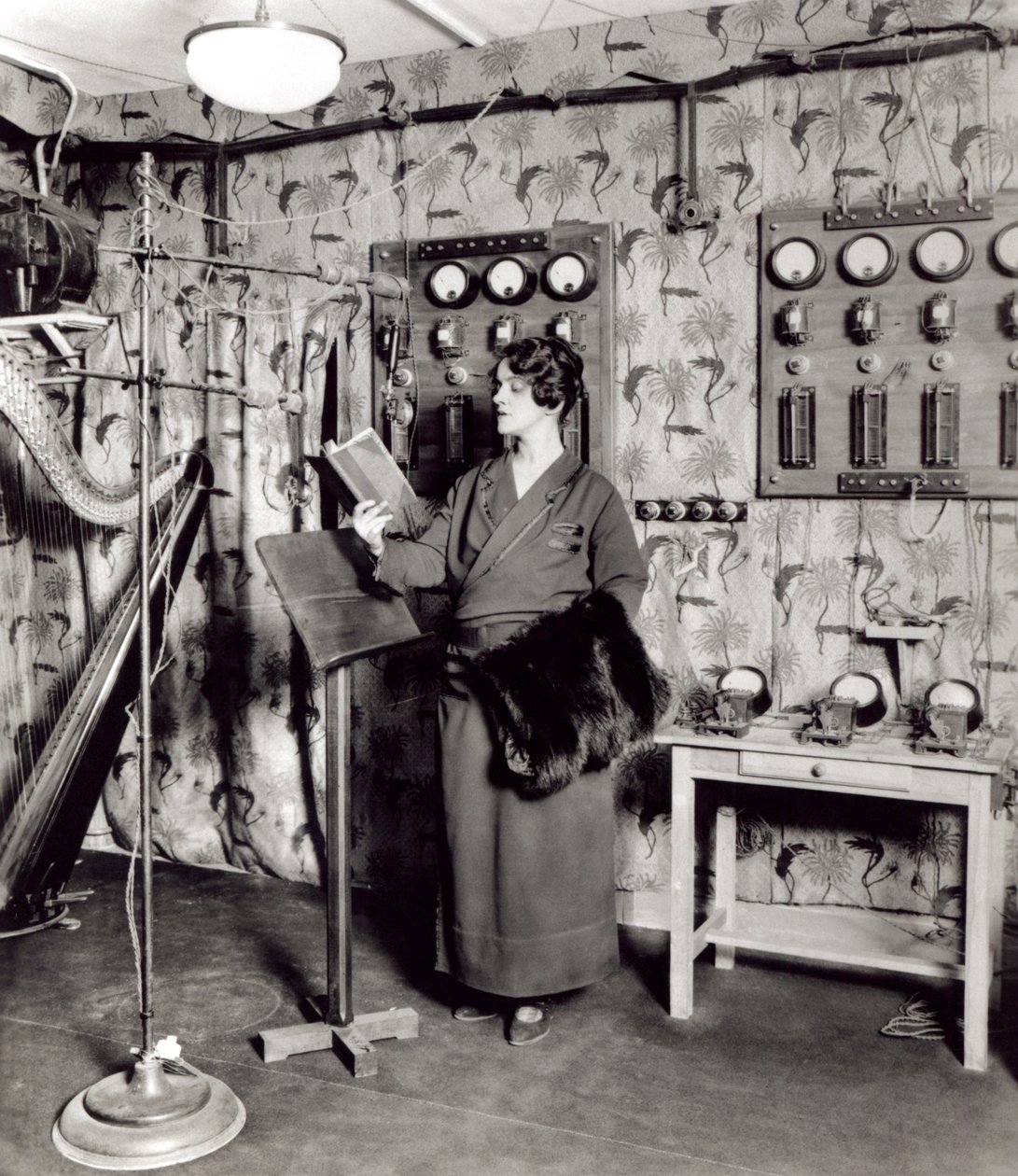 Beatrix Dussane在一家广播录音室，c.1936 作者 法国摄影师