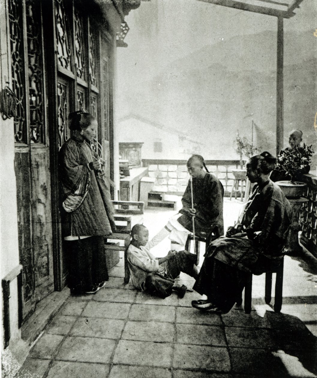 中国人吸食鸦片，来自J. Thompson撰写的“中国及其人民的插图”，于1873年在伦敦出版 作者 法国摄影师