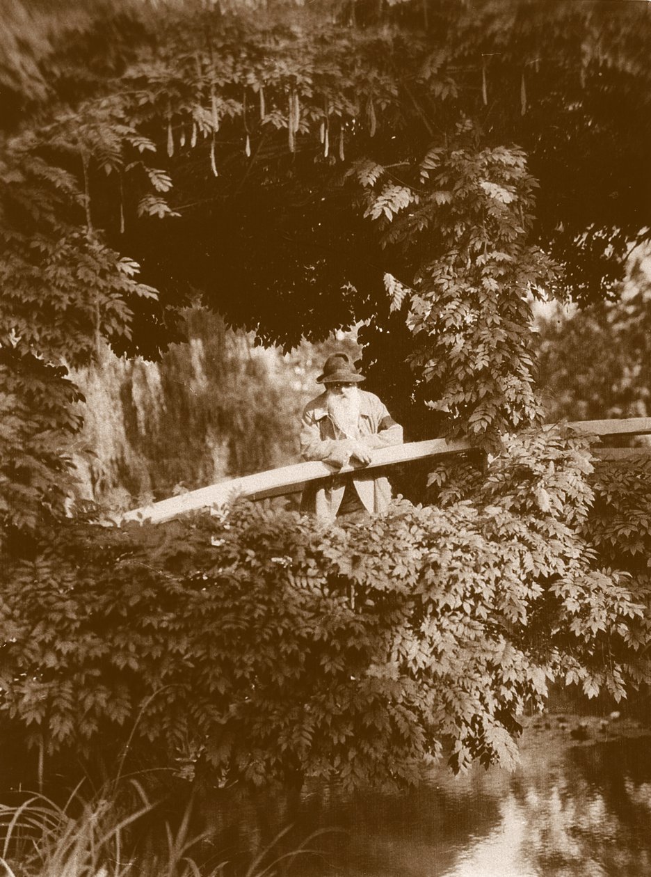 克劳德·莫奈在他的花园里的日本桥上吉维尼，1920年 作者 法国摄影师