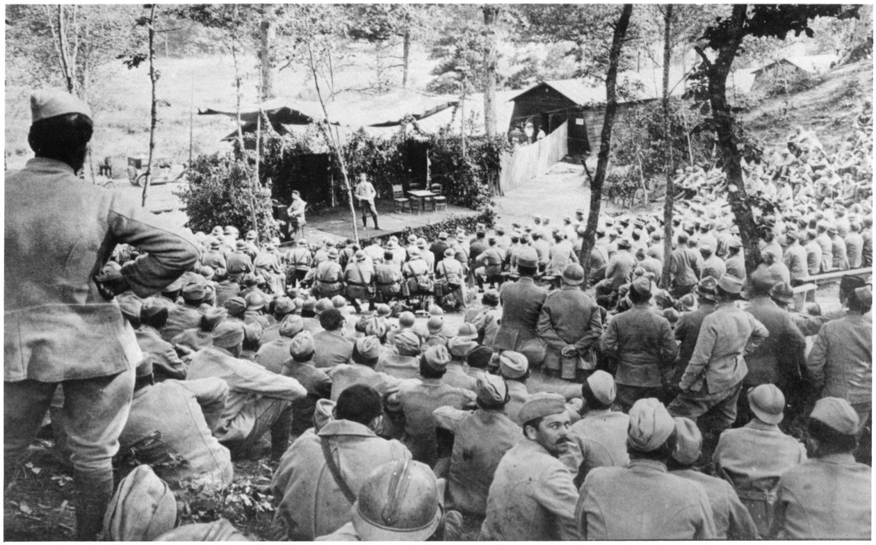 1916年7月15日，在前往战壕之前，在Mauffrecourt举行音乐会 作者 法国摄影师
