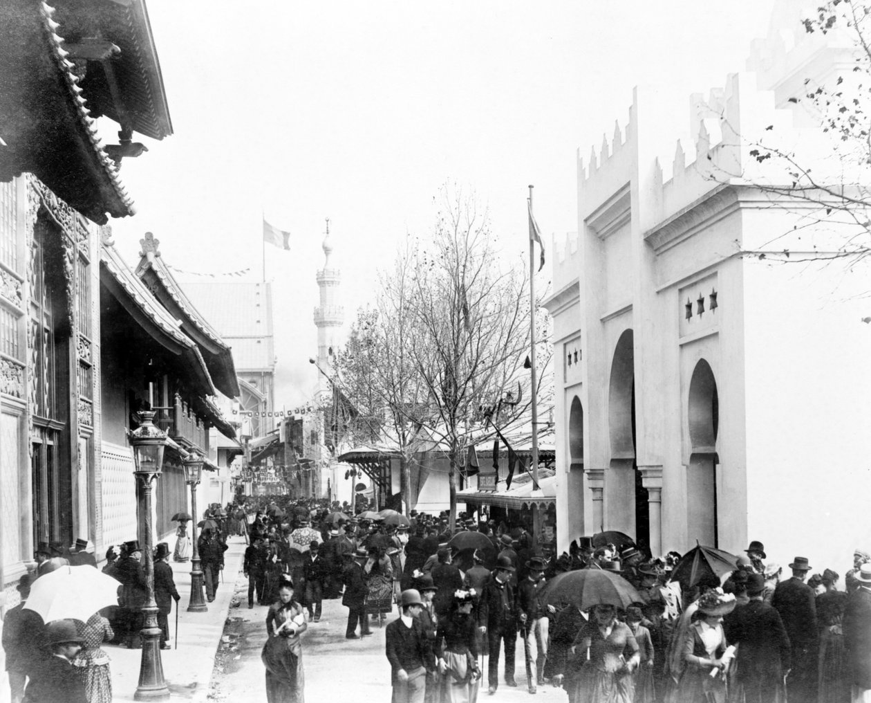 人群走在开罗街道，巴黎展览，1889年 作者 法国摄影师