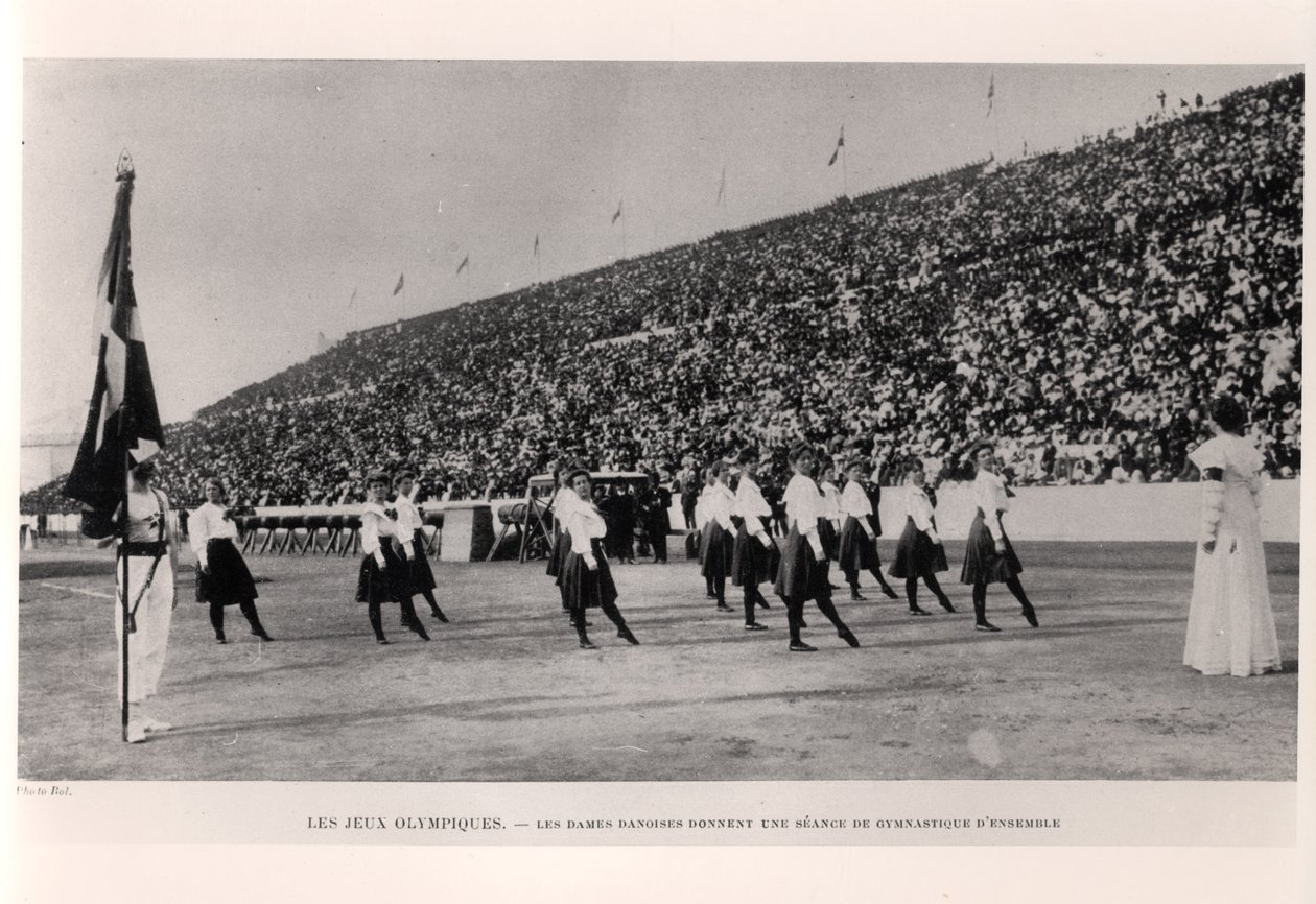 1906年，Les Sports Modernes在雅典奥运会上展示团体体操的丹麦女性 作者 法国摄影师