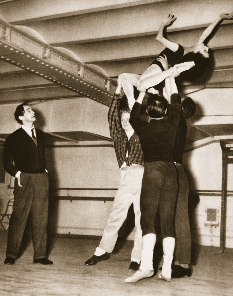 David Lichine在1949年蒙特卡洛大芭蕾舞团的钻石之心排练中（照片制作） 作者 法国摄影师