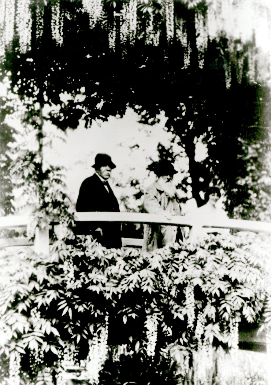 Georges Clemenceau（1841-1929）克劳德·莫奈（1841-1926）和爱丽丝·巴特勒（1894-1949）在1922年吉维尼的莫奈维斯日本桥上 作者 法国摄影师