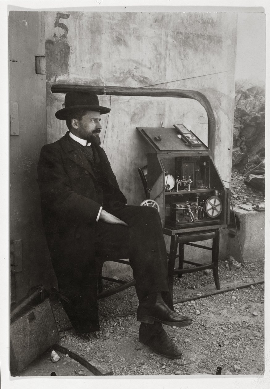 Gustave Ferrie在他的第一台TSF机器旁边，c.1900 作者 法国摄影师