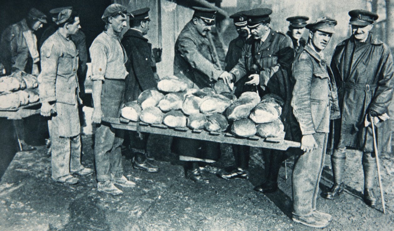 检查面包在法国的一家面包店，从被说明的战争新闻的例证，1917年1月 作者 法国摄影师