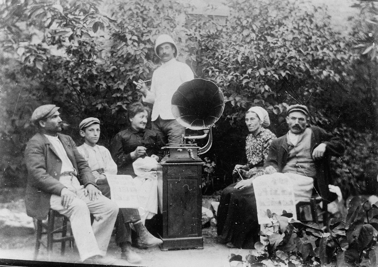 听贝济耶附近的留声机，c。 1910 作者 法国摄影师